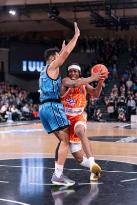 Mohamed Diakite Ratiopharm Ulm, 05 dribbling against Martin Breunig Veolia Towers Hamburg, 13 , GER, Veolia Towers Hamburg vs Ratiopharm Ulm, Basketball, Bundesliga, Matchday 16, Season 2025 2026, 18 01 2026 GER, Veolia Towers Hamburg vs Ratiopharm Ulm, Basketball, Bundesliga, Matchday 16, Season 2025 2026, 18 01 2026 Hamburg Copyright: xEibner-Pressefoto MaxxVincenx EP_MVN