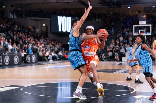 Mohamed Diakite Ratiopharm Ulm, 05 dribbling against Martin Breunig Veolia Towers Hamburg, 13 , GER, Veolia Towers Hamburg vs Ratiopharm Ulm, Basketball, Bundesliga, Matchday 16, Season 2025 2026, 18 01 2026 GER, Veolia Towers Hamburg vs Ratiopharm Ulm, Basketball, Bundesliga, Matchday 16, Season 2025 2026, 18 01 2026 Hamburg Copyright: xEibner-Pressefoto MaxxVincenx EP_MVN