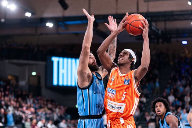 Mohamed Diakite Ratiopharm Ulm, 05 at the basketball against Martin Breunig Veolia Towers Hamburg, 13 , GER, Veolia Towers Hamburg vs Ratiopharm Ulm, Basketball, Bundesliga, Matchday 16, Season 2025 2026, 18 01 2026 GER, Veolia Towers Hamburg vs Ratiopharm Ulm, Basketball, Bundesliga, Matchday 16, Season 2025 2026, 18 01 2026 Hamburg Copyright: xEibner-Pressefoto MaxxVincenx EP_MVN