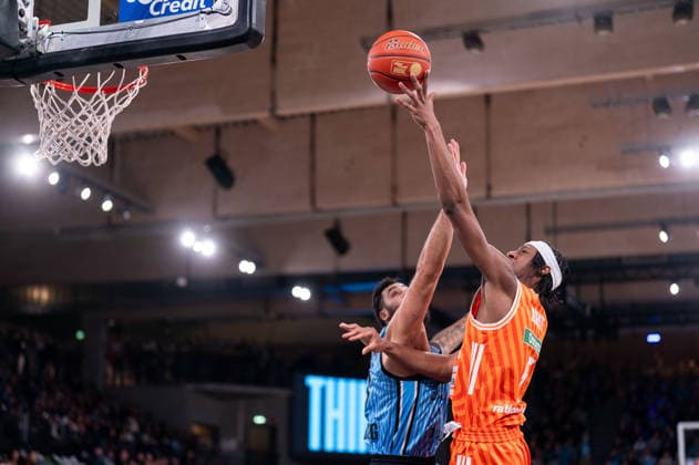 Mohamed Diakite Ratiopharm Ulm, 05 on a lay-up, Martin Breunig Veolia Towers Hamburg, 13 , GER, Veolia Towers Hamburg vs Ratiopharm Ulm, Basketball, Bundesliga, Matchday 16, Season 2025 2026, 18 01 2026 GER, Veolia Towers Hamburg vs Ratiopharm Ulm, Basketball, Bundesliga, Matchday 16, Season 2025 2026, 18 01 2026 Hamburg Copyright: xEibner-Pressefoto MaxxVincenx EP_MVN