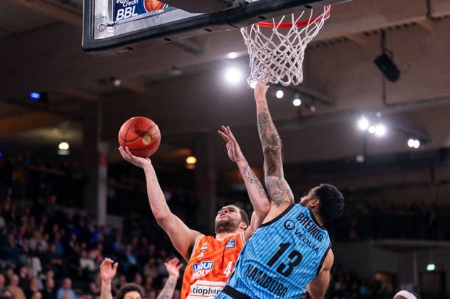 Christopher Ledlum Ratiopharm Ulm, 04 on a lay-up, Martin Breunig Veolia Towers Hamburg, 13 , GER, Veolia Towers Hamburg vs Ratiopharm Ulm, Basketball, Bundesliga, Matchday 16, Season 2025 2026, 18 01 2026 GER, Veolia Towers Hamburg vs Ratiopharm Ulm, Basketball, Bundesliga, Matchday 16, Season 2025 2026, 18 01 2026 Hamburg Copyright: xEibner-Pressefoto MaxxVincenx EP_MVN