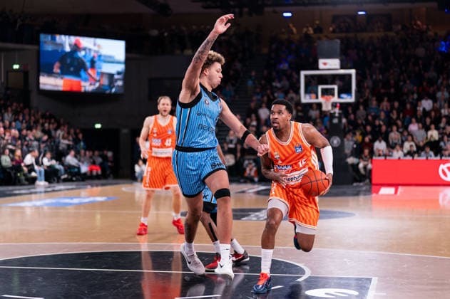 Justin Simon Ratiopharm Ulm, 15 dribbling against Zacharie Perrin Veolia Towers Hamburg, 52 , GER, Veolia Towers Hamburg vs Ratiopharm Ulm, Basketball, Bundesliga, Matchday 16, Season 2025 2026, 18 01 2026 GER, Veolia Towers Hamburg vs Ratiopharm Ulm, Basketball, Bundesliga, Matchday 16, Season 2025 2026, 18 01 2026 Hamburg Copyright: xEibner-Pressefoto MaxxVincenx EP_MVN