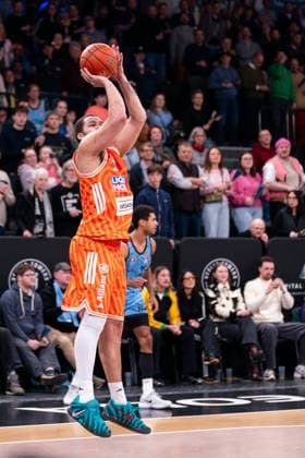 Christopher Ledlum Ratiopharm Ulm, 04 on throw, GER, Veolia Towers Hamburg vs Ratiopharm Ulm, Basketball, Bundesliga, Matchday 16, Season 2025 2026, 18 01 2026 GER, Veolia Towers Hamburg vs Ratiopharm Ulm, Basketball, Bundesliga, Matchday 16, Season 2025 2026, 18 01 2026 Hamburg Copyright: xEibner-Pressefoto MaxxVincenx EP_MVN