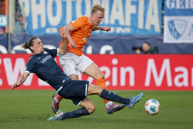 18 01 2026, xgrfx, Soccer 2 Bundesliga, VfL Bochum SV Darmstadt 98 v l Noah Loosli VfL Bochum , Isac Lidberg SV Darmstadt DFL DFB REGULATIONS PROHIBIT ANY USE OF PHOTOGRAPHS as IMAGE SEQUENCES and or QUASI VIDEO Bochum