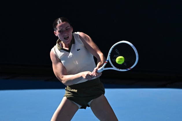 2026 Australian Open - Melbourne Elsa JACQUEMOT (FRA) during her first round match at the 2026 Australian Open at Melbourne Park in Melbourne, AUSTRALIA, on January 18, 2026. Photo by Corinne Dubreuil ABACAPRESS.COM Melbourne Australia  Copyright: xDubreuilxCorinne ABACAx