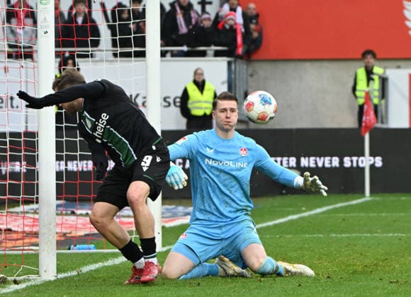 Football 2 Bundesliga Season 2025 26 1 FC Kaiserslautern 18 02 2026 Fritz Walter Stadion 1 FC Kaiserslautern fck Hannover 96 h 3 1 Goalkeeper Julian KRAHL 1 FC Kaiserslautern must deflate 1 FC Kaiserslautern