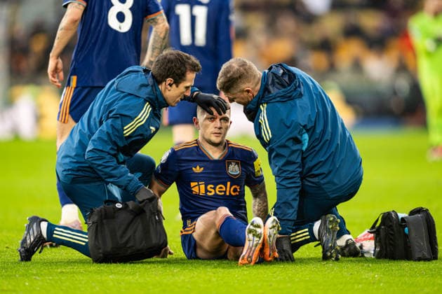 18th January 2026; Molineux Stadium, Wolverhampton, West Midlands, England; Premier League Football, Wolverhampton Wanderers versus Newcastle United; Kieran Trippier of Newcastle United receives treatment for a gash on his head following a tackle  GodfreyxPitt Content restricted for UK based newspaper
