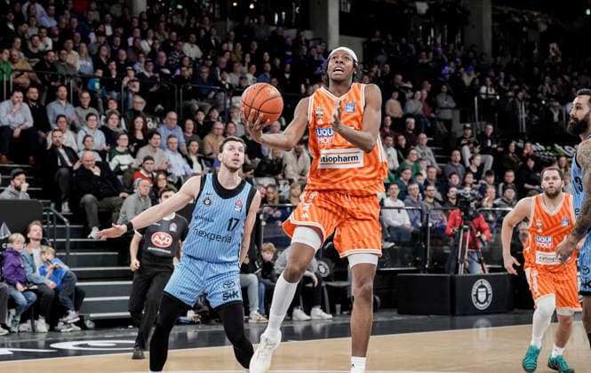 Germany easyCredit BBL, Main Round 2025 26, 16 Matchday Veolia Towers Hamburg vs ratiopharm ulm Inselpark Arena Hamburg Mohamed Diakite ratiopharm ulm, 5 , Jan Niklas Wimberg Veolia Towers Hamburg, 17 Copyright: xStefanxTrochax