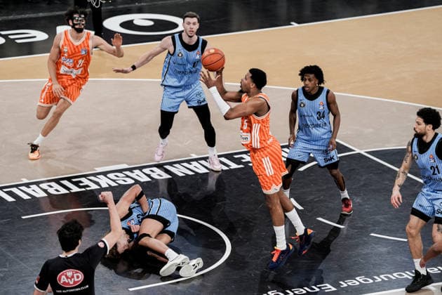 Germany easyCredit BBL, Main Round 2025 26, 16 Matchday Veolia Towers Hamburg vs ratiopharm ulm Inselpark Arena Hamburg Alec Anigbata ratiopharm ulm, 21 , Jan Niklas Wimberg Veolia Towers Hamburg, 17 , Ross Williams Veolia Towers Hamburg, 34 , Justin Simon ratiopharm ulm, 15 , Zacharie Perrin Veolia Towers Hamburg, 52 , Copyright: xStefanxTrochax