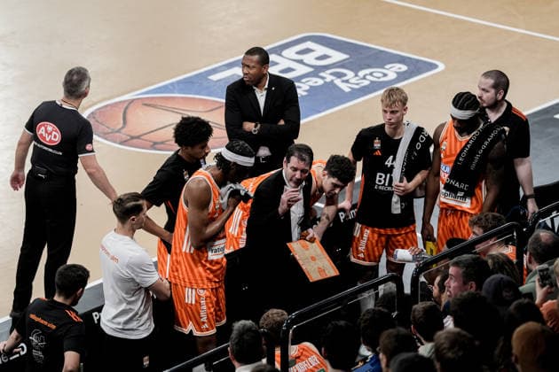 Germany easyCredit BBL, Main Round 2025 26, 16 Matchday Veolia Towers Hamburg vs ratiopharm ulm Inselpark Arena Hamburg Time-out Ulm, Ty Harrelson ratiopharm ulm, Head Coach , ,Tyron McCoy ratiopharm ulm, Assistant Coach , Teo Milicic ratiopharm ulm, 44 , Mohamed Diakite ratiopharm ulm, 5 , Copyright: xStefanxTrochax