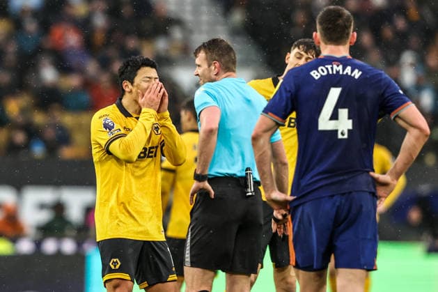 Premier League Wolverhampton Wanderers v Newcastle United Hwang Hee-Chan of Wolverhampton Wanderers appeals to referee Samuel Barrott during the Premier League match Wolverhampton Wanderers vs Newcastle United at Molineux, Wolverhampton, United Kingdom, 18th January 2026 (Photo by Alfie Cosgrove News Images) Wolverhampton Molineux West Midlands United Kingdom Copyright: xAlfiexCosgrove NewsxImagesx