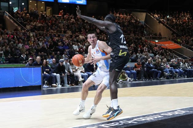 18 01 2026, xgox, Basketball, easyCredit BBL, Basketball Loewen Braunschweig Science City Jena emspor, v l Joe Wieskamp Jena, 10 , Barra Njie Braunschweig, 13 Braunschweig