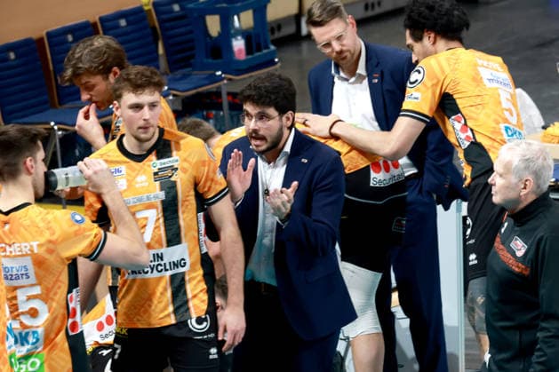 DEU, DVV, 1 VBL, BR Volleys vs Helios Grizzlys Giesen, 18 01 2026, Max Schmeling Halle, Berlin, DEU, DVV, 1 VBL, BR Volleys vs Helios Grizzlys Giesen, in the picture coach Alexandre Leal BR Volleys , co-coach Markus Steuerwald BR Volleys nordphotoxGmbHx xEngler nph00076