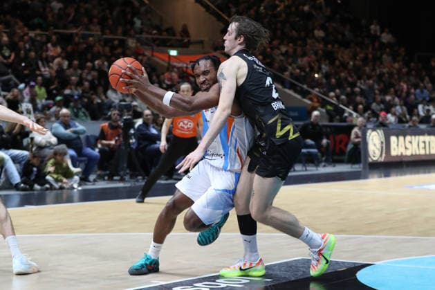 18 01 2026, xgox, Basketball, easyCredit BBL, Basketball Loewen Braunschweig Science City Jena emspor, v l Keith Braxton Jena, 13 , Benjamin Schroeder Schröder, Braunschweig, 2 duel, duel, fight, tackle Braunschweig