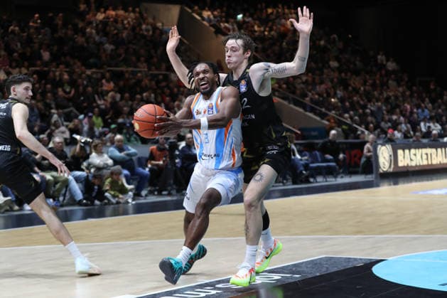 18 01 2026, xgox, Basketball, easyCredit BBL, Basketball Loewen Braunschweig Science City Jena emspor, v l Keith Braxton Jena, 13 , Benjamin Schroeder Schröder, Braunschweig, 2 duel, duel, fight, tackle Braunschweig