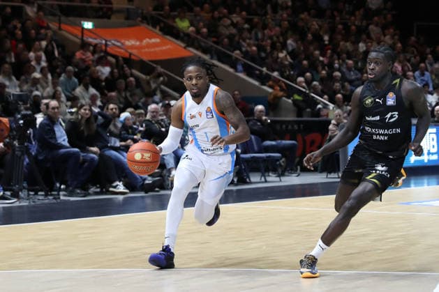 18 01 2026, xgox, Basketball, easyCredit BBL, Basketball Loewen Braunschweig Science City Jena emspor, v l Uchenna Iroegbu Jena, 1 , Barra Njie Braunschweig, 13 Braunschweig