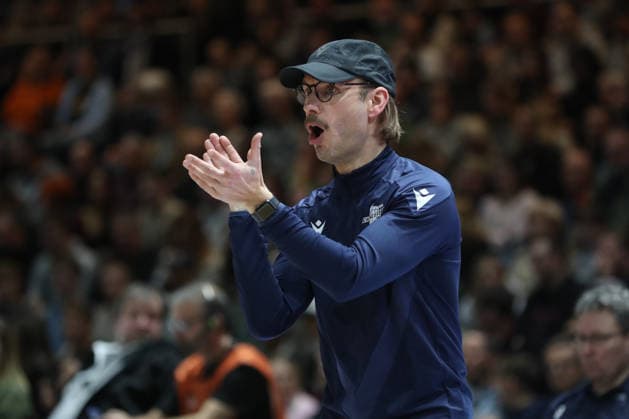 18 01 2026, xgox, Basketball, easyCredit BBL, Basketball Loewen Braunschweig Science City Jena emspor, v l Björn Harmsen Jena, coach gives instructions, gesticulates with arms, gesticulate, gives instructions Braunschweig