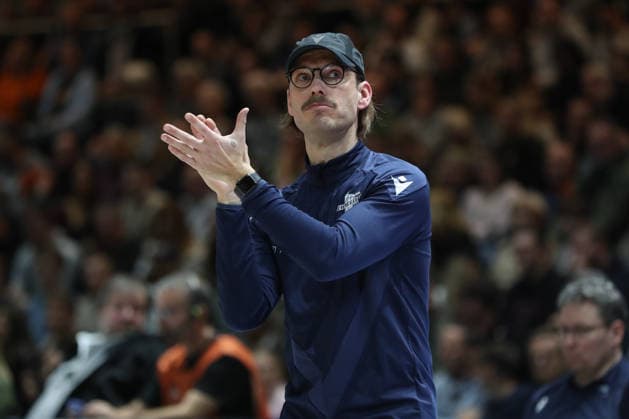 18 01 2026, xgox, Basketball, easyCredit BBL, Basketball Loewen Braunschweig Science City Jena emspor, v l Björn Harmsen Jena, coach gives instructions, gesticulates with arms, gesticulate, gives instructions Braunschweig