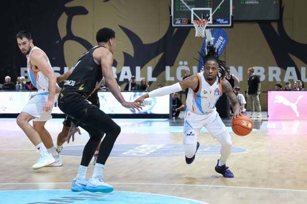 18 01 2026, xgox, Basketball, easyCredit BBL, Basketball Loewen Braunschweig Science City Jena emspor, v l Uchenna Iroegbu Jena, 1 Braunschweig