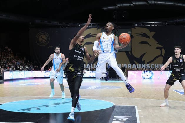 18 01 2026, xgox, Basketball, easyCredit BBL, Basketball Loewen Braunschweig Science City Jena emspor, v l Uchenna Iroegbu Jena, 1 throws basket, throws, scores, basket, hits, scores Braunschweig