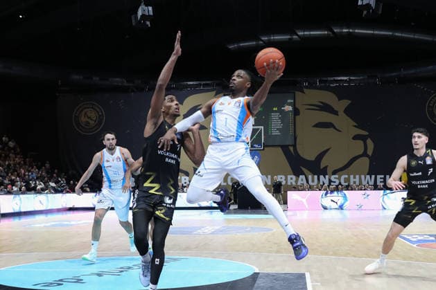 18 01 2026, xgox, Basketball, easyCredit BBL, Basketball Loewen Braunschweig Science City Jena emspor, v l David N Guessan Braunschweig, 1 Uchenna Iroegbu Jena, 1 throws basket, throws, scores, basket, scores Braunschweig