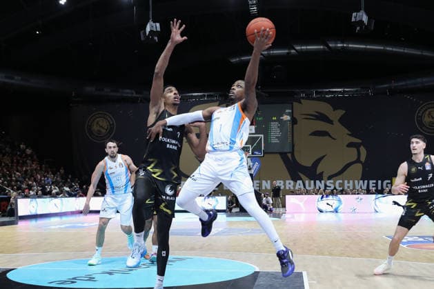 18 01 2026, xgox, Basketball, easyCredit BBL, Basketball Loewen Braunschweig Science City Jena emspor, v l David N Guessan Braunschweig, 1 Uchenna Iroegbu Jena, 1 throws basket, throws, scores, basket, scores Braunschweig