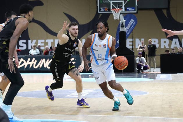 18 01 2026, xgox, Basketball, easyCredit BBL, Basketball Loewen Braunschweig Science City Jena emspor, v l Ferdinand Zylka Braunschweig, 6 , Keith Braxton Jena, 13 Braunschweig