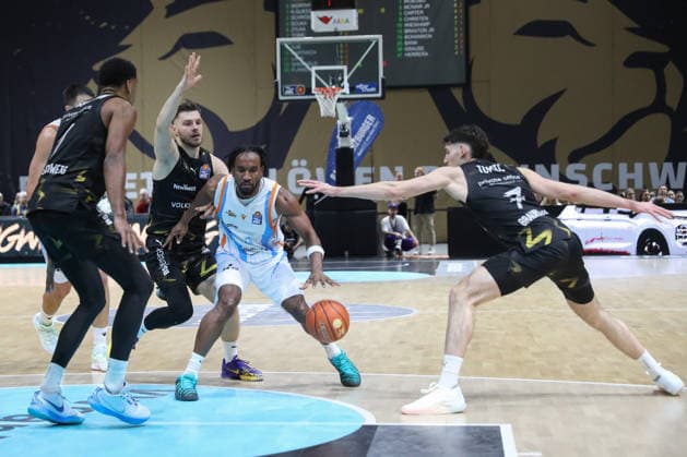 18 01 2026, xgox, Basketball, easyCredit BBL, Basketball Loewen Braunschweig Science City Jena emspor, v l Ferdinand Zylka Braunschweig, 6 , Keith Braxton Jena, 13 Braunschweig