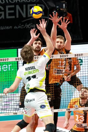 DEU, DVV, 1 VBL, BR Volleys vs Helios Grizzlys Giesen, 18 01 2026, Max Schmeling Halle, Berlin, DEU, DVV, 1 VBL, BR Volleys vs Helios Grizzlys Giesen, pictured Jake Hanes BR Volleys 22 , Florian Krage Brewitz BR Volleys 12 , CODY KESSEL Giesen 11 nordphotoxGmbHx xEngler nph00076