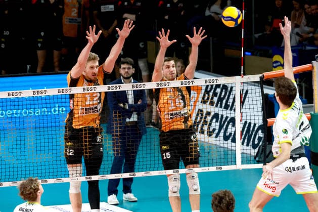 DEU, DVV, 1 VBL, BR Volleys vs Helios Grizzlys Giesen, 18 01 2026, Max Schmeling Halle, Berlin, DEU, DVV, 1 VBL, BR Volleys vs Helios Grizzlys Giesen, pictured Florian Krage Brewitz BR Volleys 12 , Moritz Reichert BR Volleys 15 , Coach Alexandre Leal BR Volleys , g nordphotoxGmbHx xEngler nph00076