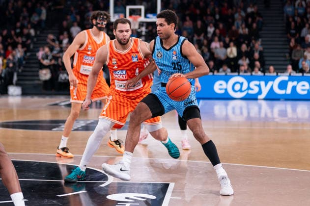 Kenneth Ogbe Veolia Towers Hamburg, 25 dribbling against Christopher Ledlum Ratiopharm Ulm, 04 , GER, Veolia Towers Hamburg vs Ratiopharm Ulm, Basketball, Bundesliga, Matchday 16, Season 2025 2026, 18 01 2026 GER, Veolia Towers Hamburg vs Ratiopharm Ulm, Basketball, Bundesliga, Matchday 16, Season 2025 2026, 18 01 2026 Hamburg Copyright: xEibner-Pressefoto MaxxVincenx EP_MVN