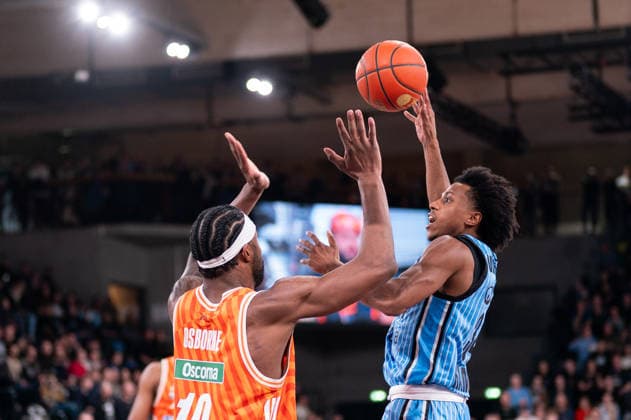 Ross Williams Veolia Towers Hamburg, 34 on a lay-up against Malik Osborne Ratiopharm Ulm, 10 , GER, Veolia Towers Hamburg vs Ratiopharm Ulm, Basketball, Bundesliga, Matchday 16, Season 2025 2026, 18 01 2026 GER, Veolia Towers Hamburg vs Ratiopharm Ulm, Basketball, Bundesliga, Matchday 16, Season 2025 2026, 18 01 2026 Hamburg Copyright: xEibner-Pressefoto MaxxVincenx EP_MVN