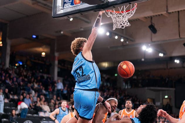 Zacharie Perrin Veolia Towers Hamburg, 52 at the dunk, GER, Veolia Towers Hamburg vs Ratiopharm Ulm, Basketball, Bundesliga, Matchday 16, Season 2025 2026, 18 01 2026 GER, Veolia Towers Hamburg vs Ratiopharm Ulm, Basketball, Bundesliga, Matchday 16, Season 2025 2026, 18 01 2026 Hamburg Copyright: xEibner-Pressefoto MaxxVincenx EP_MVN