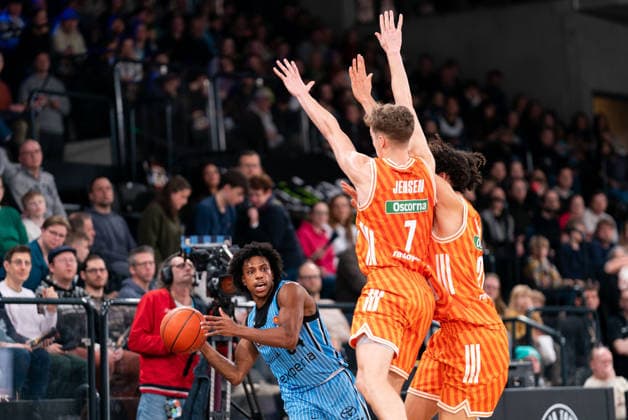 Ross Williams Veolia Towers Hamburg, 34 pass, covered by Tobias Jensen Ratiopharm Ulm, 07 and Alec Anigbata Ratiopharm Ulm, 21 , GER, Veolia Towers Hamburg vs Ratiopharm Ulm, Basketball, Bundesliga, Matchday 16, Season 2025 2026, 18 01 2026 GER, Veolia Towers Hamburg vs Ratiopharm Ulm, Basketball, Bundesliga, Matchday 16, Season 2025 2026, 18 01 2026 Hamburg Copyright: xEibner-Pressefoto MaxxVincenx EP_MVN