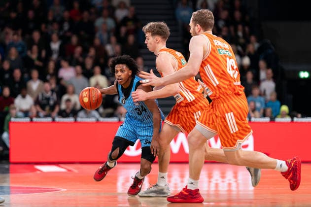 Ross Williams Veolia Towers Hamburg, 34 dribbling against Tobias Jensen Ratiopharm Ulm, 07 and Christian Sengfelder Ratiopharm Ulm, 43 , GER, Veolia Towers Hamburg vs Ratiopharm Ulm, Basketball, Bundesliga, Matchday 16, Season 2025 2026, 18 01 2026 GER, Veolia Towers Hamburg vs Ratiopharm Ulm, Basketball, Bundesliga, Matchday 16, Season 2025 2026, 18 01 2026 Hamburg Copyright: xEibner-Pressefoto MaxxVincenx EP_MVN