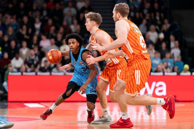 Ross Williams Veolia Towers Hamburg, 34 dribbling against Tobias Jensen Ratiopharm Ulm, 07 and Christian Sengfelder Ratiopharm Ulm, 43 , GER, Veolia Towers Hamburg vs Ratiopharm Ulm, Basketball, Bundesliga, Matchday 16, Season 2025 2026, 18 01 2026 GER, Veolia Towers Hamburg vs Ratiopharm Ulm, Basketball, Bundesliga, Matchday 16, Season 2025 2026, 18 01 2026 Hamburg Copyright: xEibner-Pressefoto MaxxVincenx EP_MVN