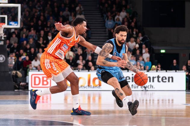 Devon Daniels Veolia Towers Hamburg, 21 dribbling against Justin Simon Ratiopharm Ulm, 15 , GER, Veolia Towers Hamburg vs Ratiopharm Ulm, Basketball, Bundesliga, Matchday 16, Season 2025 2026, 18 01 2026 GER, Veolia Towers Hamburg vs Ratiopharm Ulm, Basketball, Bundesliga, Matchday 16, Season 2025 2026, 18 01 2026 Hamburg Copyright: xEibner-Pressefoto MaxxVincenx EP_MVN
