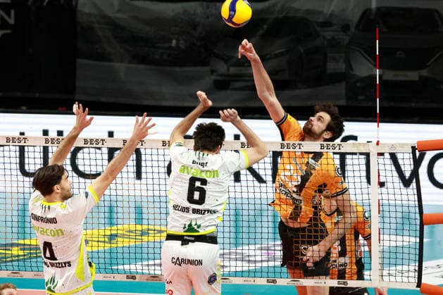 DEU, DVV, 1 VBL, BR Volleys vs Helios Grizzlys Giesen, 18 01 2026, Max Schmeling Halle, Berlin, DEU, DVV, 1 VBL, BR Volleys vs Helios Grizzlys Giesen, pictured Jake Hanes BR Volleys 22 , MIGUEL SINFRîNIO Giesen 4 , MARK RURA Giesen 6 nordphotoxGmbHx xEngler nph00076