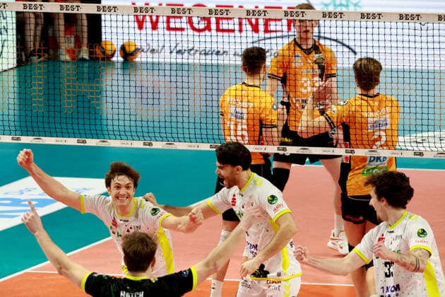 DEU, DVV, 1 VBL, BR Volleys vs Helios Grizzlys Giesen, 18 01 2026, Max Schmeling Halle, Berlin, DEU, DVV, 1 VBL, BR Volleys vs Helios Grizzlys Giesen, in the picture BR Volleys players circle, Giessen players circle, CODY KESSEL Giesen 11 nordphotoxGmbHx xEngler nph00076