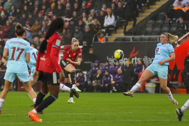 Manchester United, ManU Women v Burnley FC Women - Adobe Women s FA Cup 4th Round 25 26 Manchester United s Millie Turner takes a long ranged shot against Burnley Women - Adobe Women s FA Cup 4th Round 18.01.2026 Leigh Leigh Sports Village United Kingdom Copyright: xZacharyxLockex