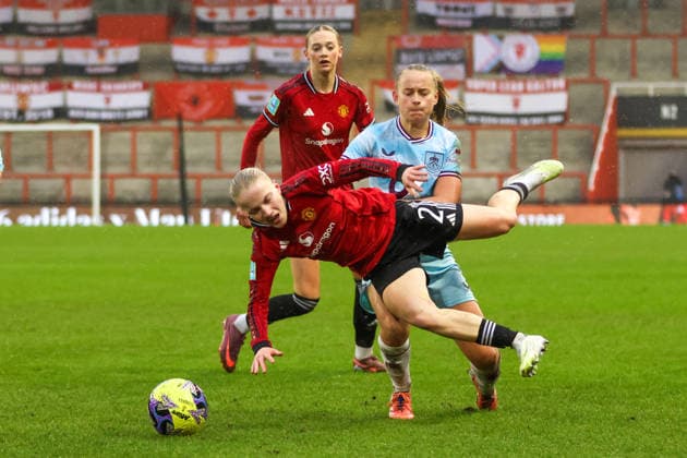 Manchester United, ManU Women v Burnley FC Women - Adobe Women s FA Cup 4th Round 25 26 Manchester United s Anna Sandberg being fouled by Emma Siddall in match against Burnley Women - Adobe Women s FA Cup 4th Round 18.01.2026 Leigh Leigh Sports Village United Kingdom Copyright: xZacharyxLockex