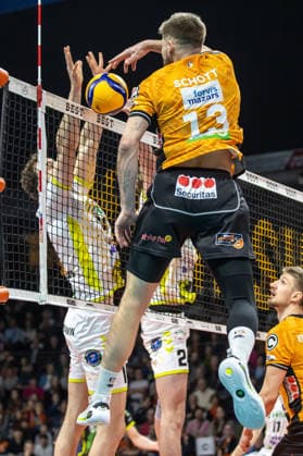 18 01 26, Berlin, Volleyball, Matchday 17, Berlin Recycling Volleys Helios Grizzlys Giesen Ruben Schott BR Volleys plays the ball over the net Recycling Volleys Helios Grizzlys Giesen