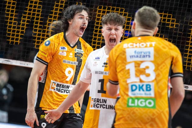 18 01 26, Berlin, Volleyball, Matchday 17, Berlin Recycling Volleys Helios Grizzlys Giesen Nolan Flexen BR Volleys and Maximilian Treiter BR Volleys are happy about the point Recycling Volleys Helios Grizzlys Giesen