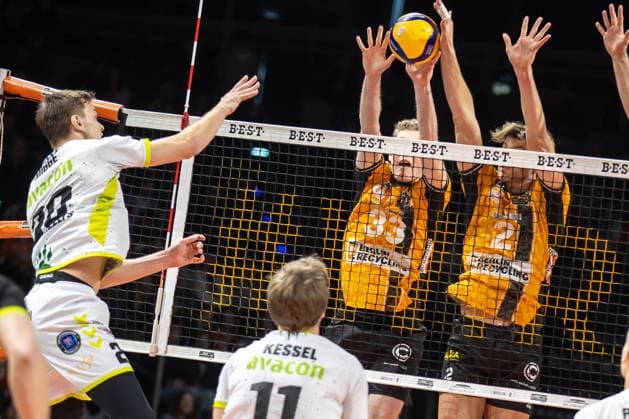 18 01 26, Berlin, Volleyball, Matchday 17, Berlin Recycling Volleys Helios Grizzlys Giesen Lars Migge Helios Grizzlys Giesen plays the ball against the block of Fedor Ivanov BR Volleys and Matthew Knigge BR Volleys Recycling Volleys Helios Grizzlys Giesen