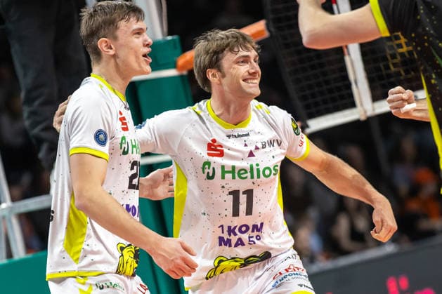 18 01 26, Berlin, Volleyball, Matchday 17, Berlin Recycling Volleys Helios Grizzlys Giesen Lars Migge Helios Grizzlys Giesen and Cody Kessel Helios Grizzlys Giesen are happy about the point earned Recycling Volleys Helios Grizzlys Giesen
