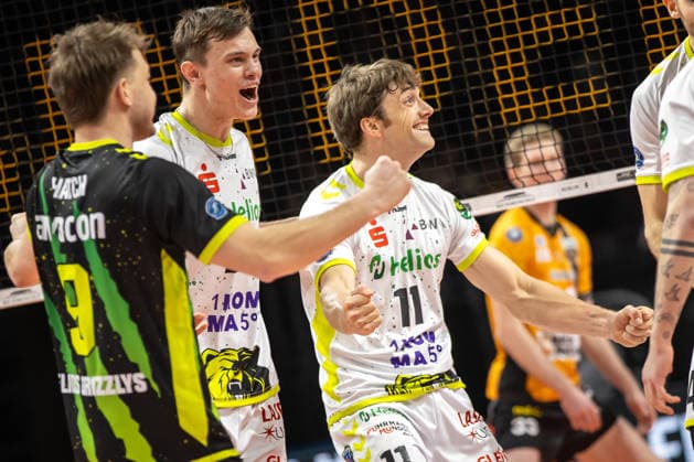 18 01 26, Berlin, Volleyball, Matchday 17, Berlin Recycling Volleys Helios Grizzlys Giesen Lars Migge Helios Grizzlys Giesen and Cody Kessel Helios Grizzlys Giesen are happy about the point earned Recycling Volleys Helios Grizzlys Giesen
