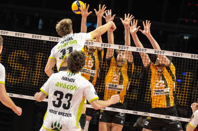 18 01 26, Berlin, Volleyball, Matchday 17, Berlin Recycling Volleys Helios Grizzlys Giesen Cody Kessel Helios Grizzlys Giesen plays the ball over the net Recycling Volleys Helios Grizzlys Giesen