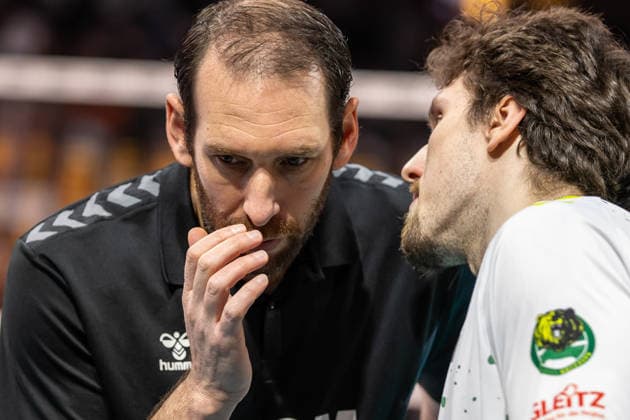 18 01 26, Berlin, Volleyball, Matchday 17, Berlin Recycling Volleys Helios Grizzlys Giesen Itamar Stein Helios Grizzlys Giesen discusses with his player Recycling Volleys Helios Grizzlys Giesen