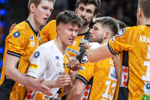 18 01 26, Berlin, Volleyball, Matchday 17, Berlin Recycling Volleys Helios Grizzlys Giesen Maximilian Treiter BR Volleys is happy with his teammates about the point Recycling Volleys Helios Grizzlys Giesen