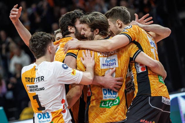 18 01 26, Berlin, Volleyball, Matchday 17, Berlin Recycling Volleys Helios Grizzlys Giesen Matthew Knigge BR Volleys is happy with his teammates about the point win Recycling Volleys Helios Grizzlys Giesen